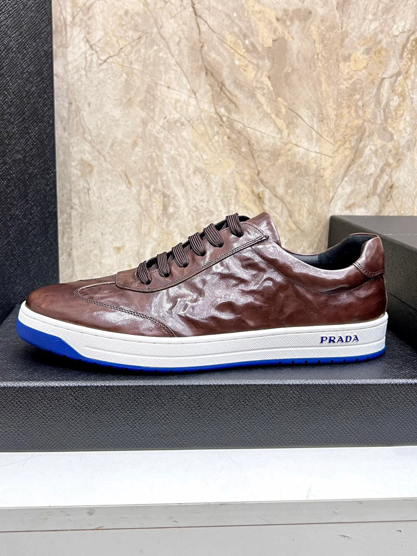 💰620 Prada classic men’s lace-up casual shoes｜Imported cowhide upper｜Layered stitching design on the upper Lightweight and breathable｜Soft and comfortable｜PRADA letters on the side｜Distinctive sporty style Showing the brand style｜Lightweight embossed rubber sole｜With cowhide foot pad lining｜Excellent foot feel Fashionable and elegant｜Size: 38-44 (customized at 45)